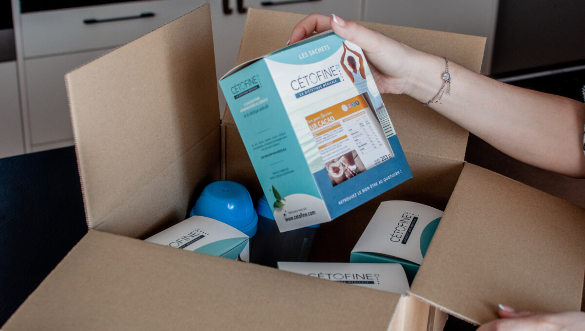 Contenu d'un kit minceur Cétofine 21 avec les boîtes de sachets hyperprotéinés et shaker